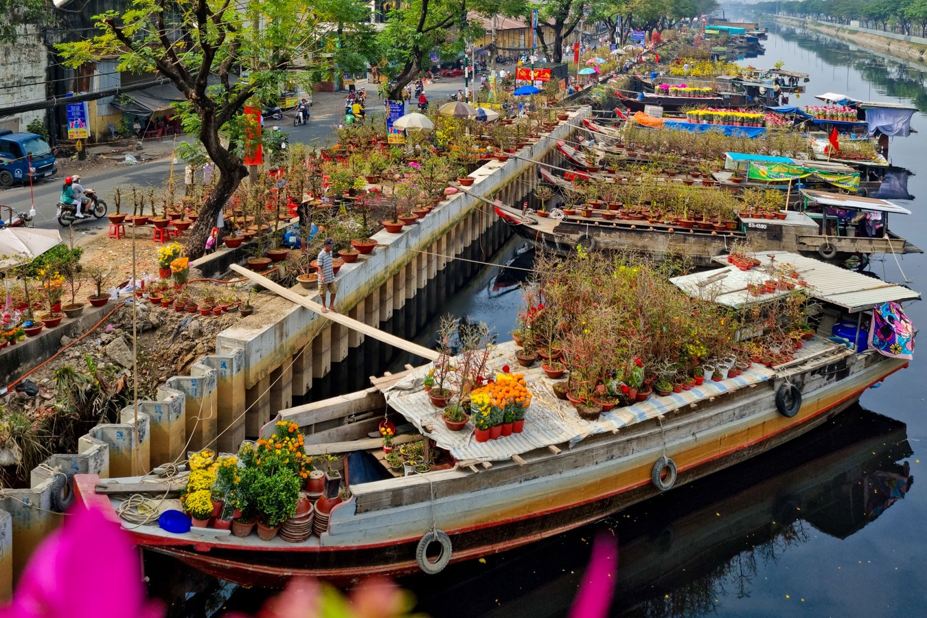 Tet TP.HCM qua ong kinh Galaxy S21 hinh anh