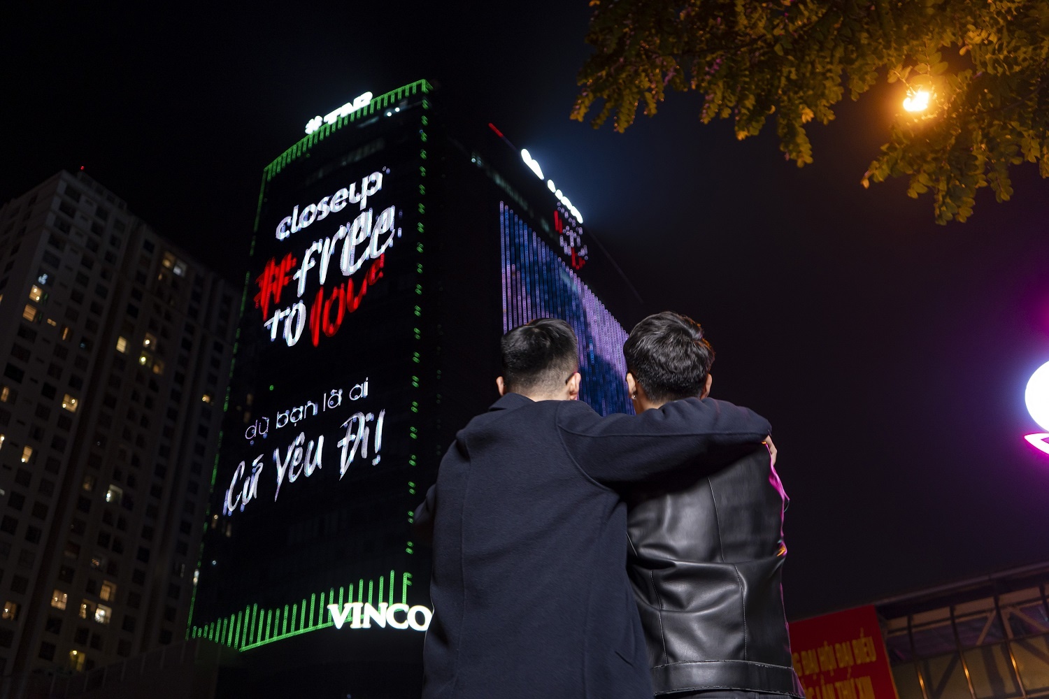 Man hinh LED truyen thong diep yeu vuot dinh kien hut gioi tre hinh anh