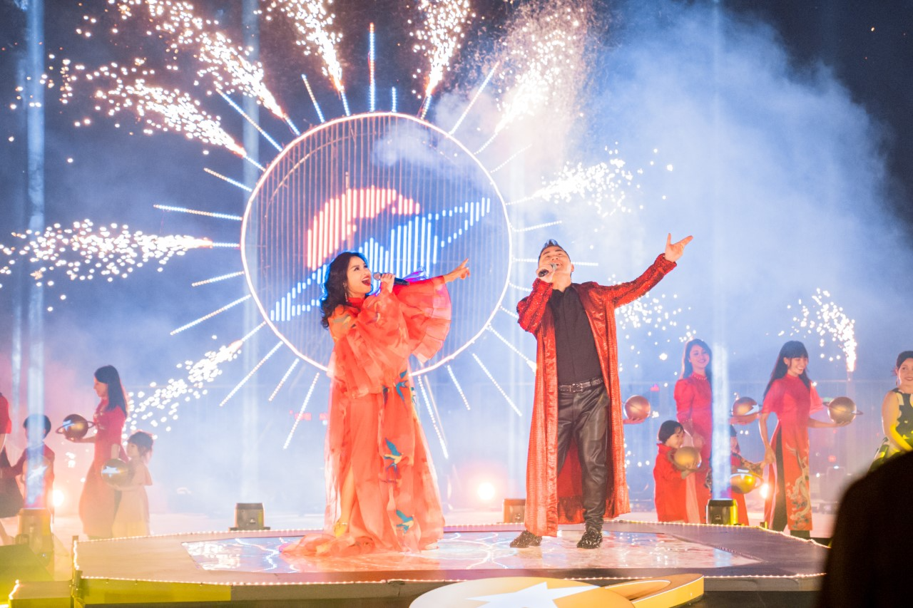 Diva Thanh Lam, My Linh tren san khau 'Tet anh duong' dem giao thua hinh anh