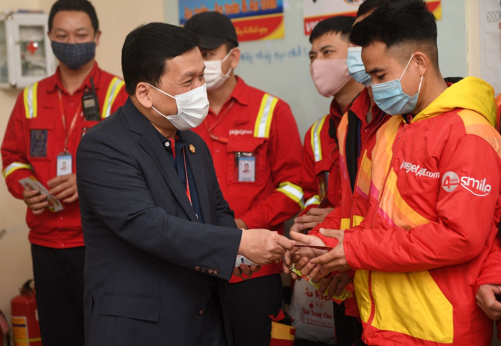 Nhung hanh khach dau tien nam Tan Suu nhan qua may man tu Vietjet hinh anh