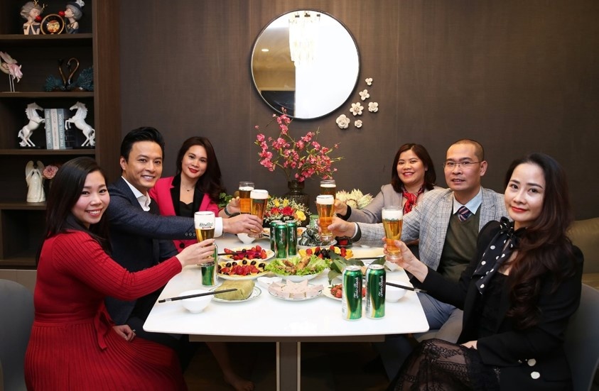 Sao Viet chia se khoanh khac am tinh than dip Tet hinh anh