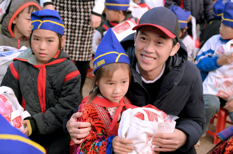 Nghe si Hoai Linh mang xuan am cho tre em ngheo Dien Bien hinh anh