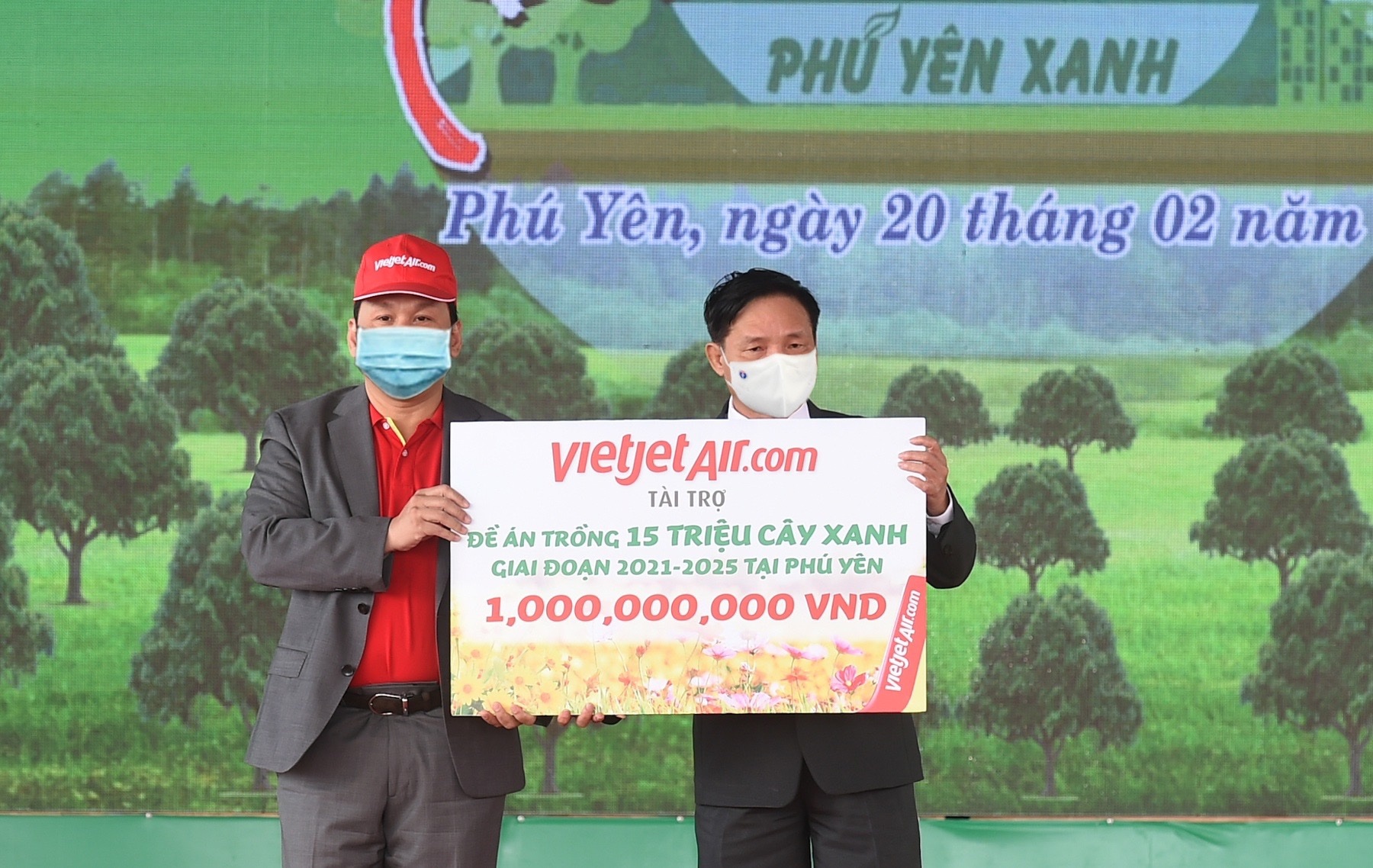 Vietjet dong hanh trong 15 trieu cay xanh o Phu Yen hinh anh