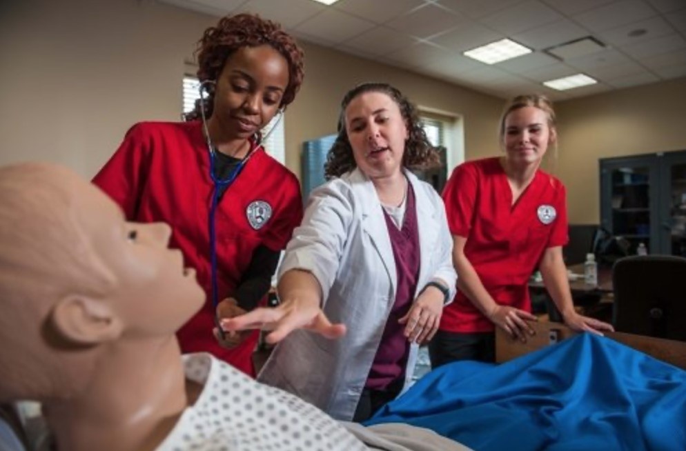 Hoc bong den 50% hoc phi tai Lewis University hinh anh