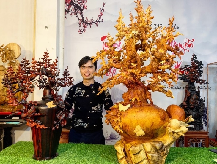 Trang tri nha voi tuong go Nguyen Hong hinh anh