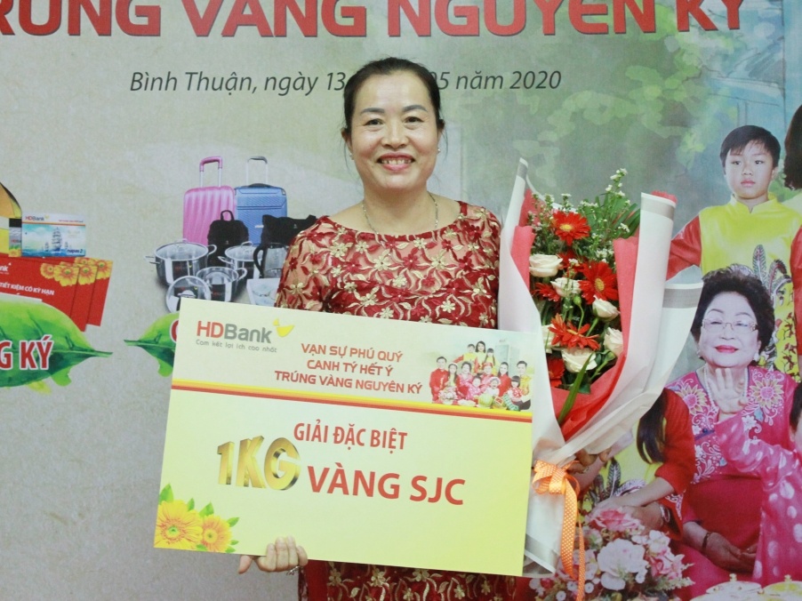 Niem vui cua khach hang gui tiet kiem ngan hang trung 1 kg vang hinh anh