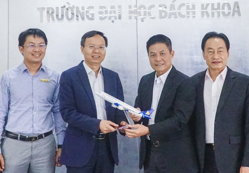 Vietravel Holdings va DH Bach khoa TP.HCM hop tac phat trien nhan luc hinh anh