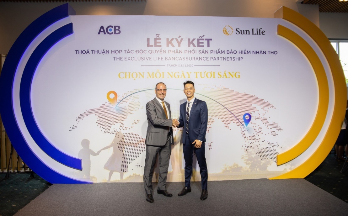 Sun Life Viet Nam day manh kenh phan phoi bao hiem qua ngan hang hinh anh