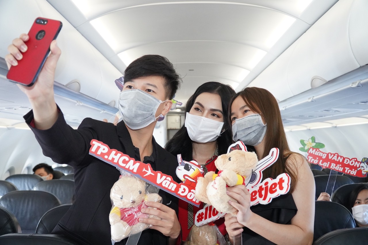 Vietjet 'xong dat' san bay Van Don trong ngay dau mo cua sau dich hinh anh