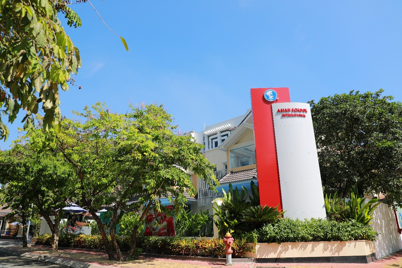 Can canh trang thiet bi hien dai ben trong truong quoc te A Chau hinh anh