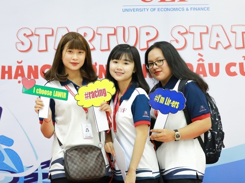 Quan he quoc te - nganh hoc thu hut thi sinh thoi toan cau hoa hinh anh