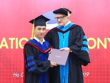 Nhan bang quan tri kinh doanh tu My voi mot nam lien thong quoc te hinh anh