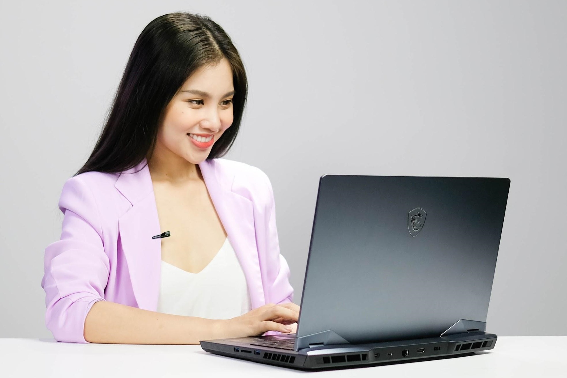 Co gi trong mau laptop gaming cao cap GE66 Raider 10UG gia 64 trieu? hinh anh