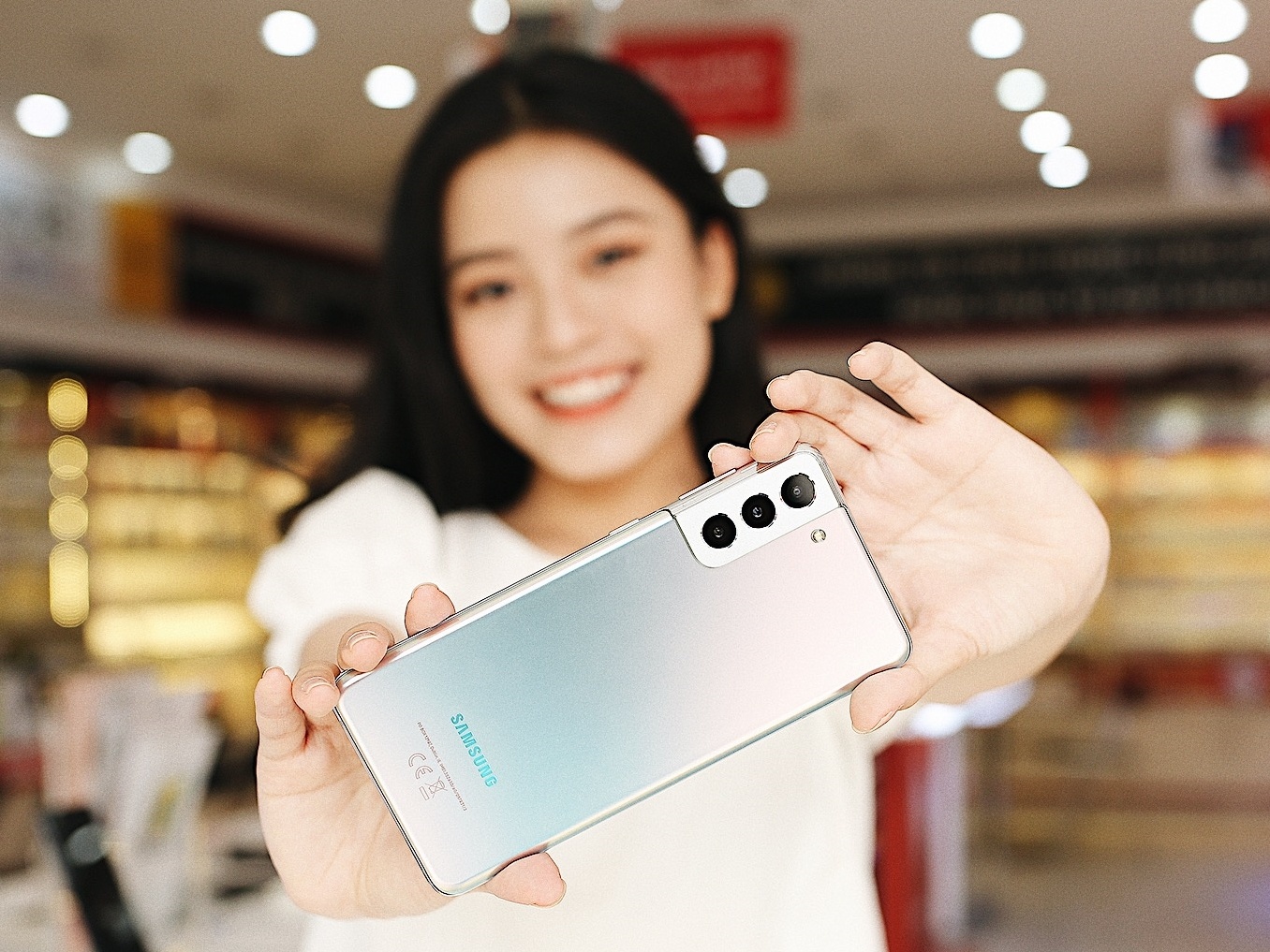 Nhan nhieu uu dai khi mua Galaxy S21 series tai FPT Shop hinh anh