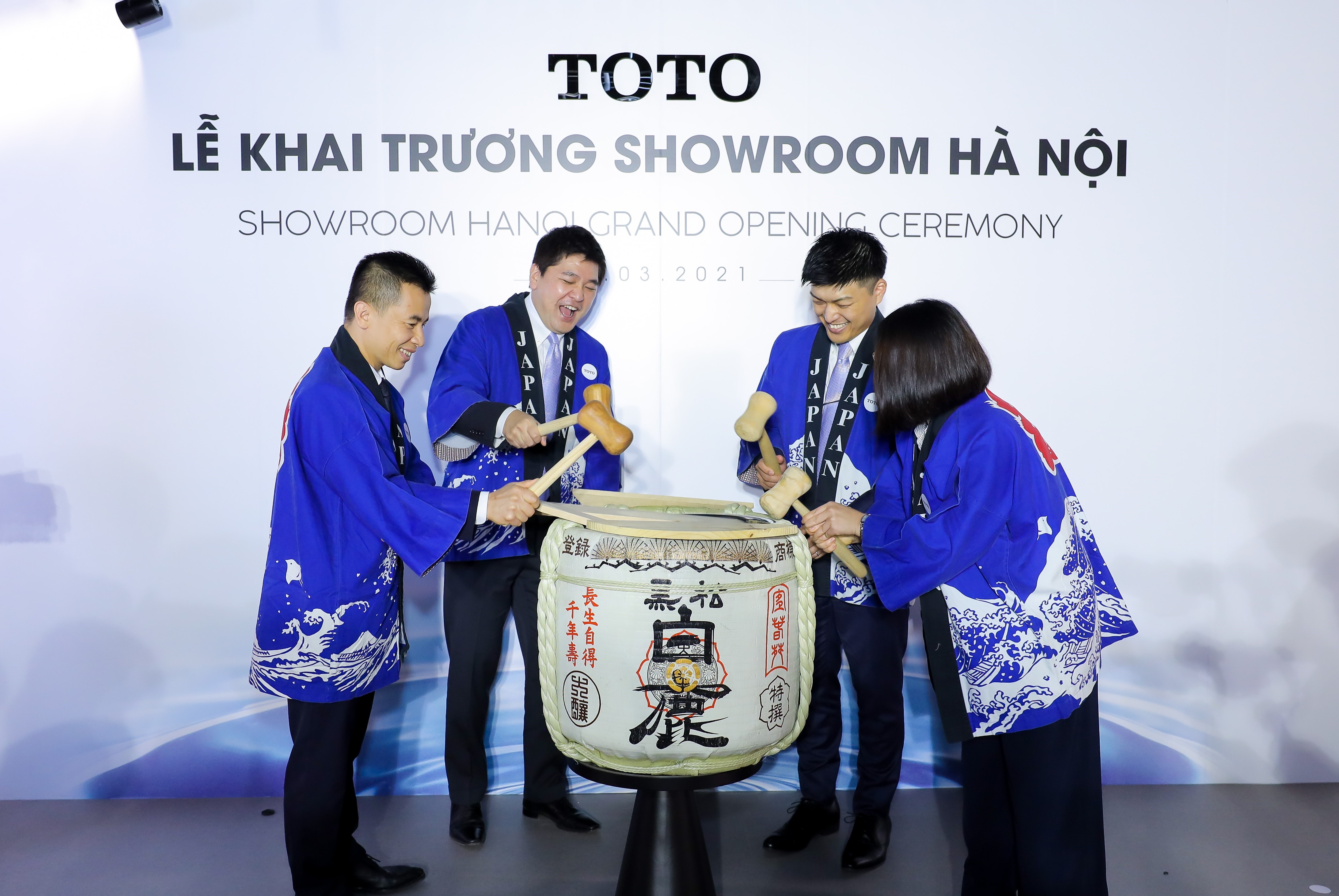 Toto khai truong showroom gan 1.000 m2 tai Ha Noi hinh anh
