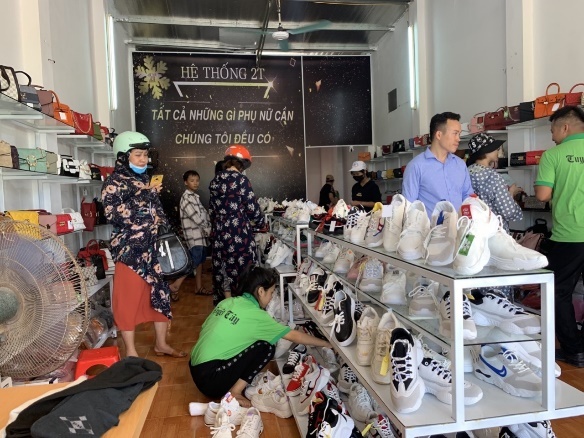 Sam quan ao, tui xach gia tot tai Tuyet Tay Shop hinh anh