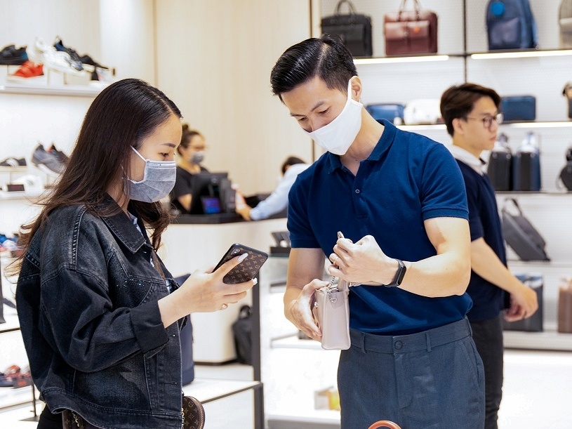 Suc mua tang, thi truong ban le hua hen khoi sac hau Covid-19 hinh anh