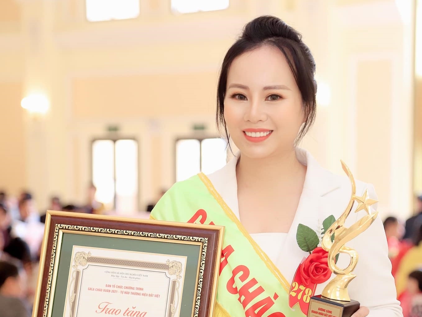 CEO Nguyen To Uyen dieu hanh cong ty noi that 'vuot bao' thoi dich hinh anh