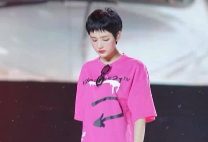 Sao Viet lang xe mau ao thun ca tinh hinh anh