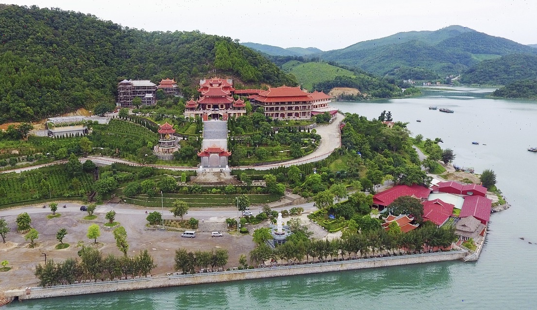 Du lich tam linh Quang Ninh co gi? hinh anh