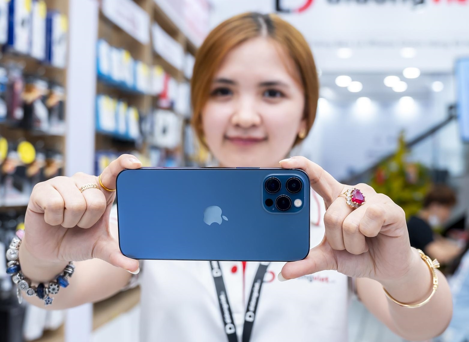 Gia iPhone giam sau cuoi thang 3 hinh anh