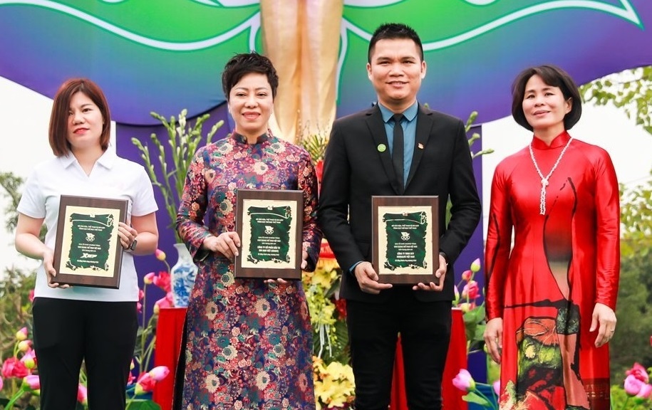 SENAVI trao thuong cho cac HLV, VDV xuat sac hinh anh