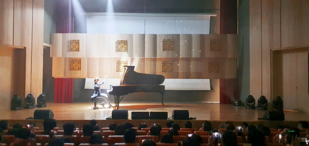 SIU,  DH Quoc te Sai Gon anh 4