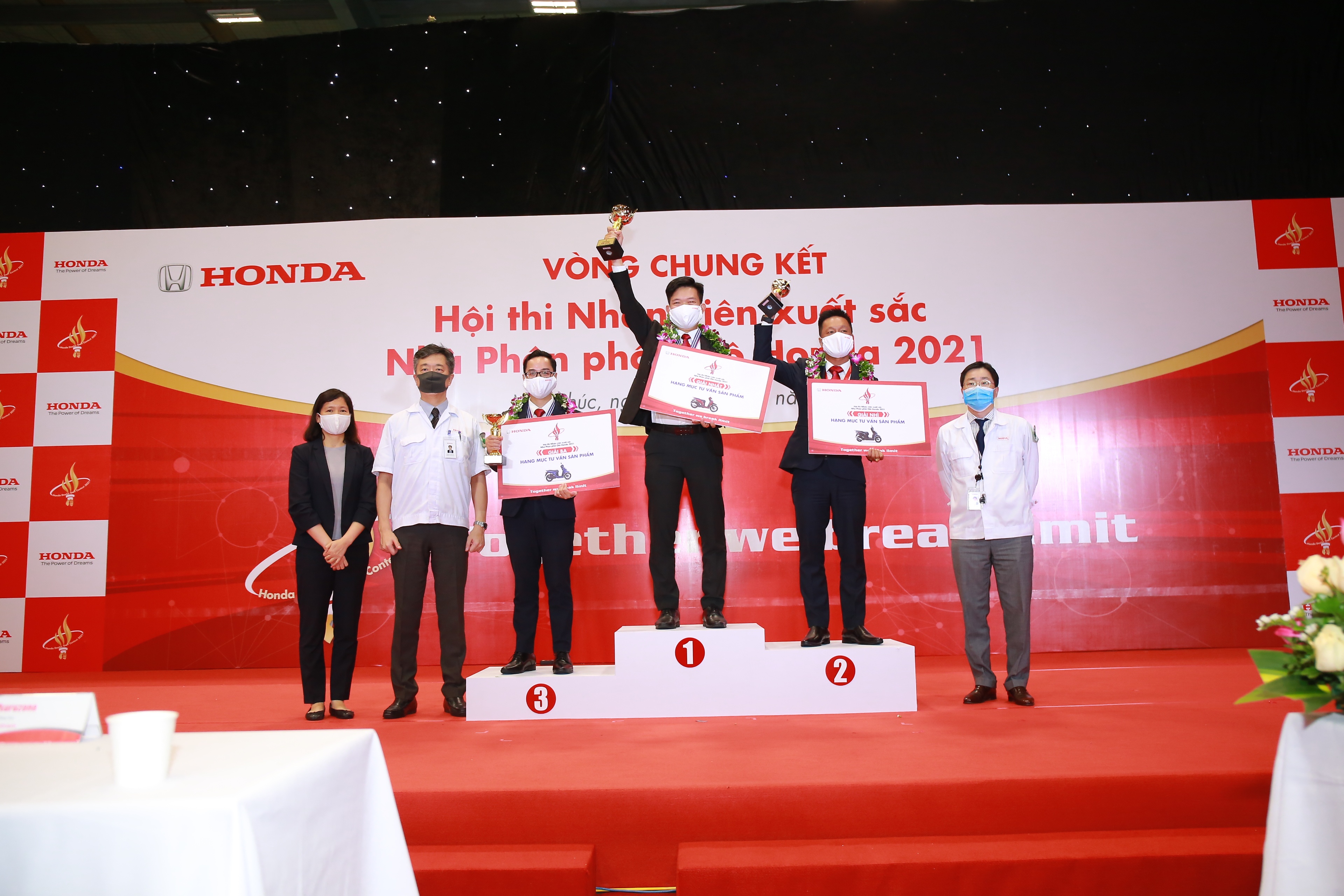 nha phan phoi oto,  nhan vien xuat sac anh 1