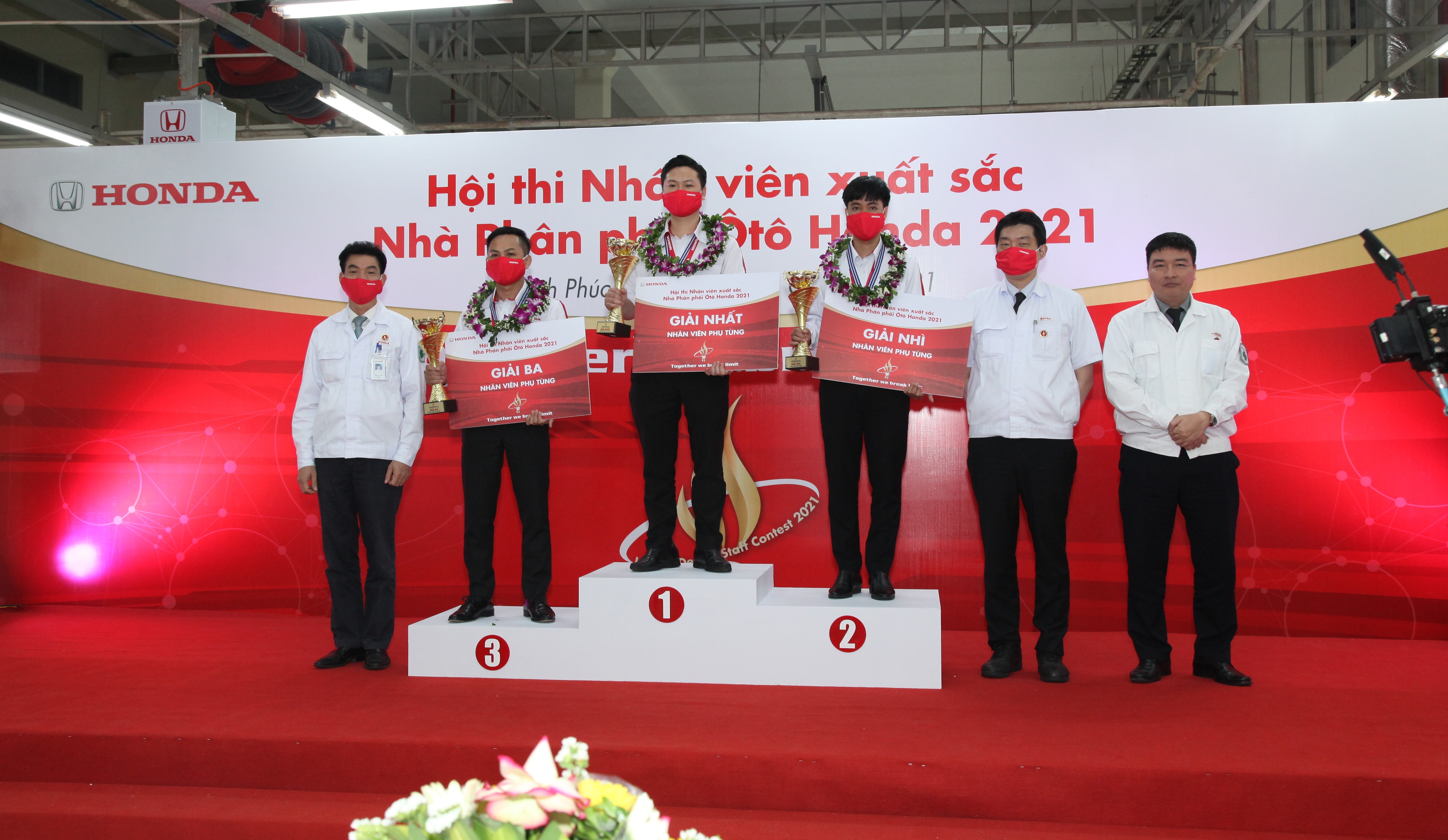 nha phan phoi oto,  nhan vien xuat sac anh 4