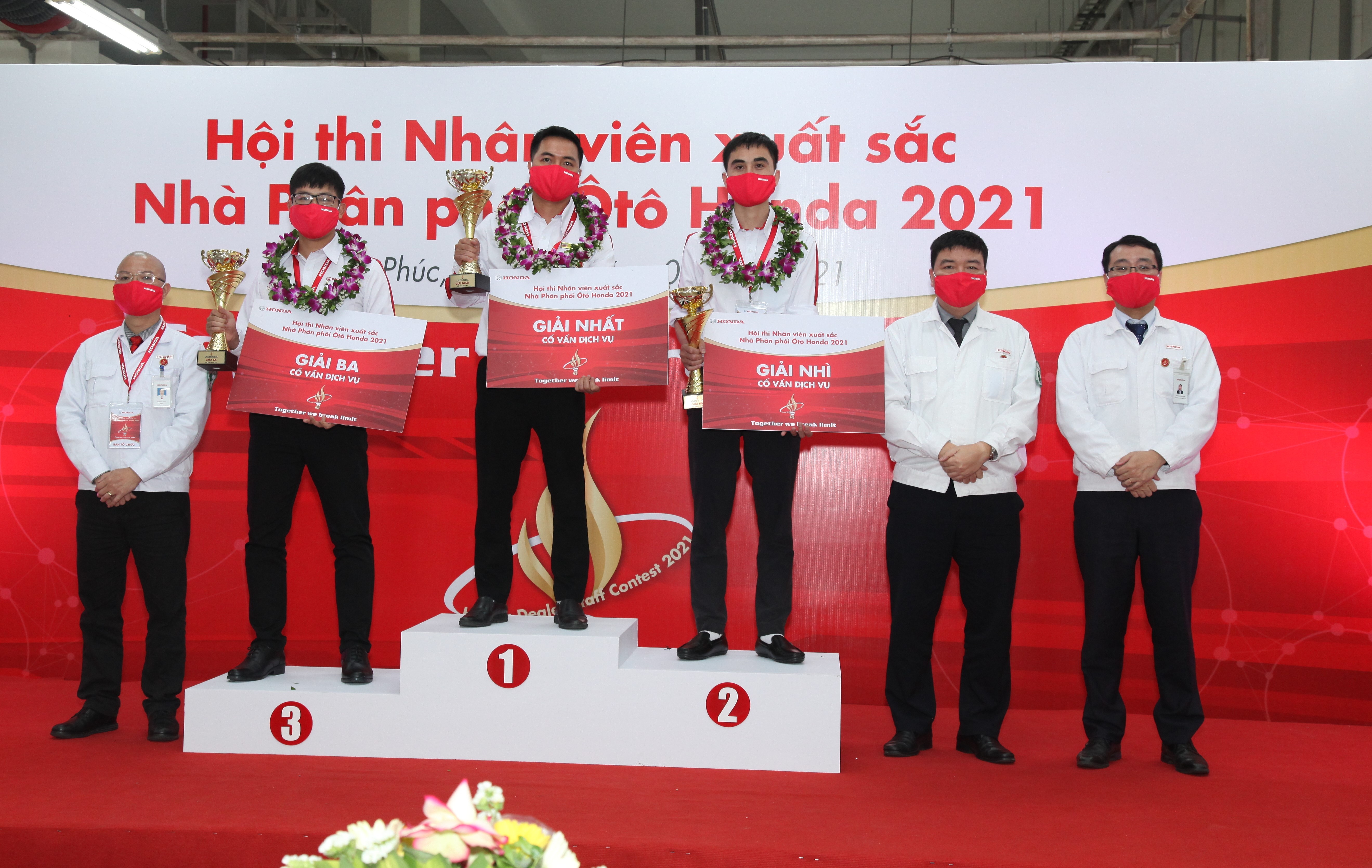 nha phan phoi oto,  nhan vien xuat sac anh 2