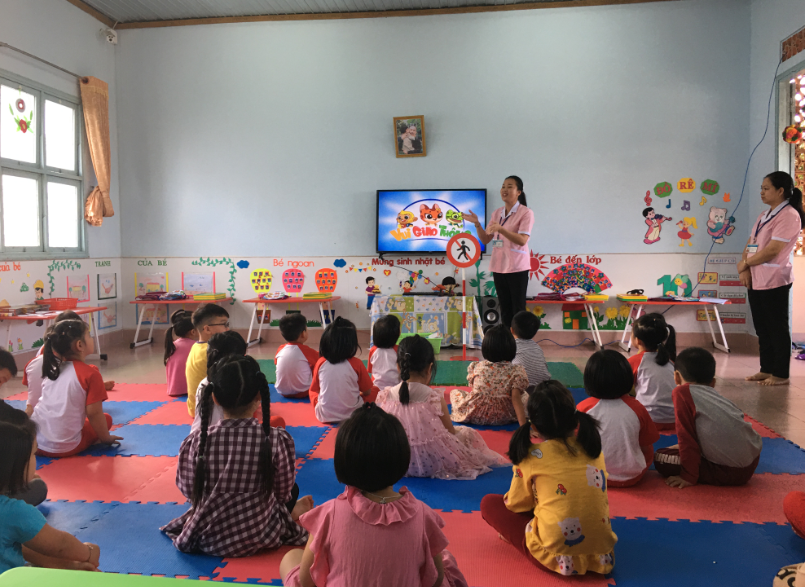 'Toi yeu Viet Nam' giao duc an toan giao thong cho tre mam non hinh anh