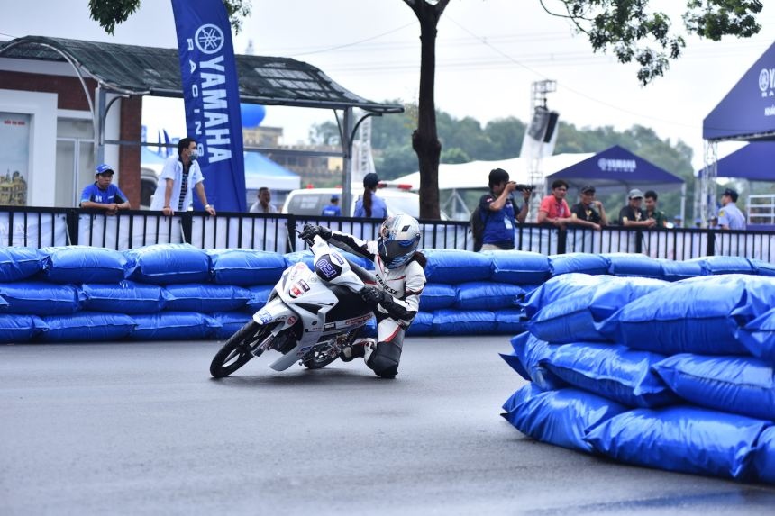 Giai dua xe Yamaha GP tro lai, thu hut tin do me toc do hinh anh