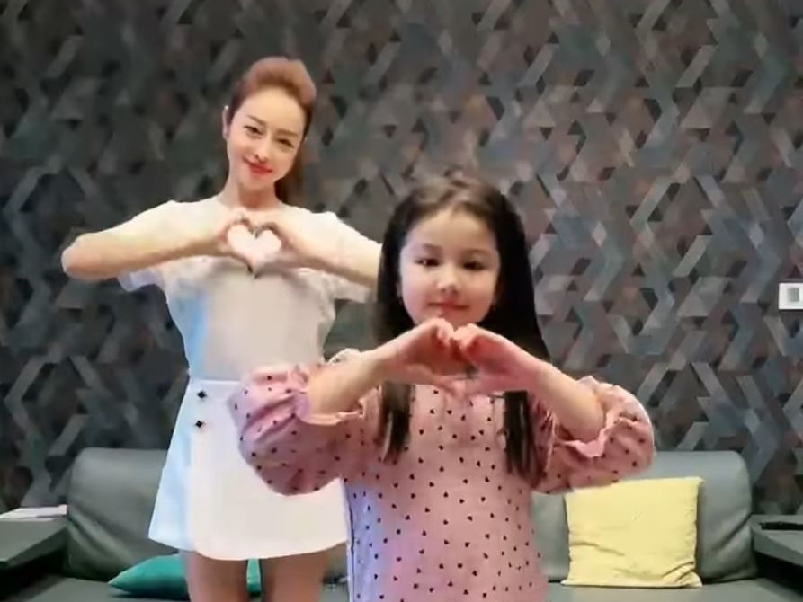 Jennifer Pham cung con gai lan toa thong diep ve chung tu ky hinh anh