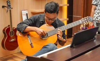 Mot ngay thu lam nghe si tai cua hang am nhac Yamaha hinh anh