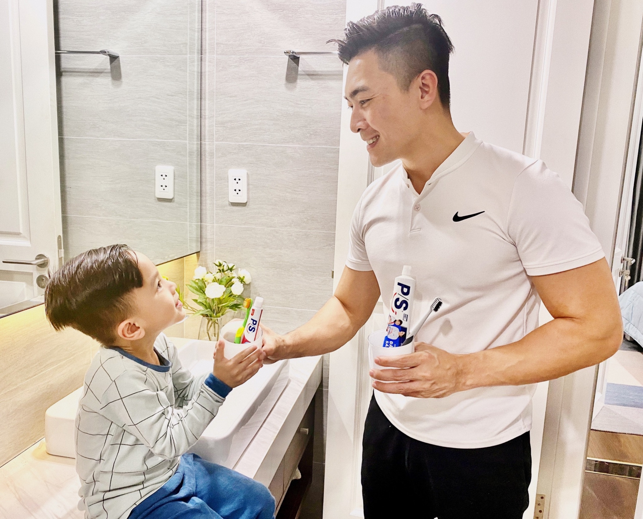 Huong dan tre cham soc rang mieng dung cach tu 2 tuoi hinh anh