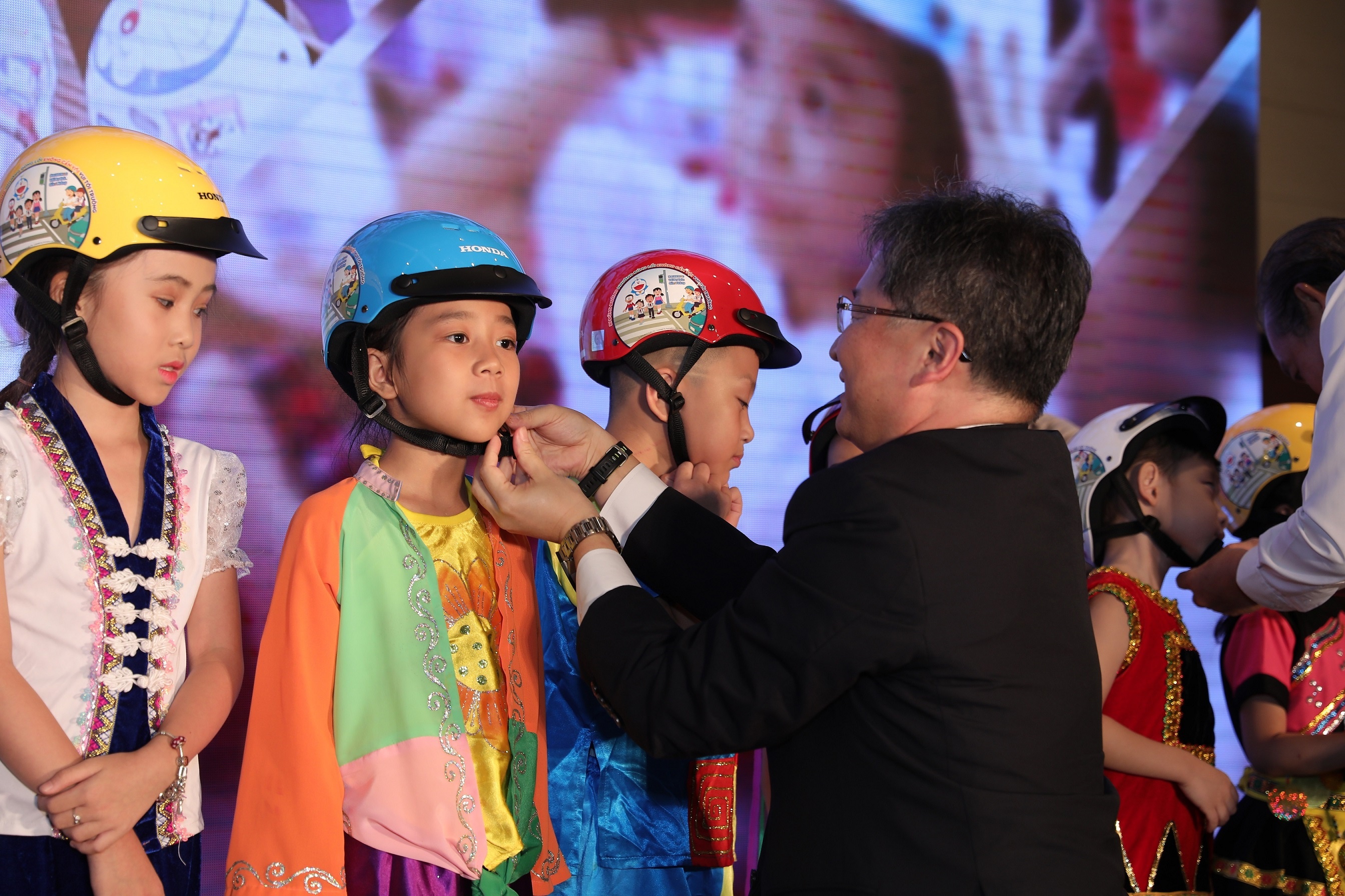 Trao gan 6 trieu mu bao hiem cho hoc sinh lop 1 toan quoc trong 3 nam hinh anh