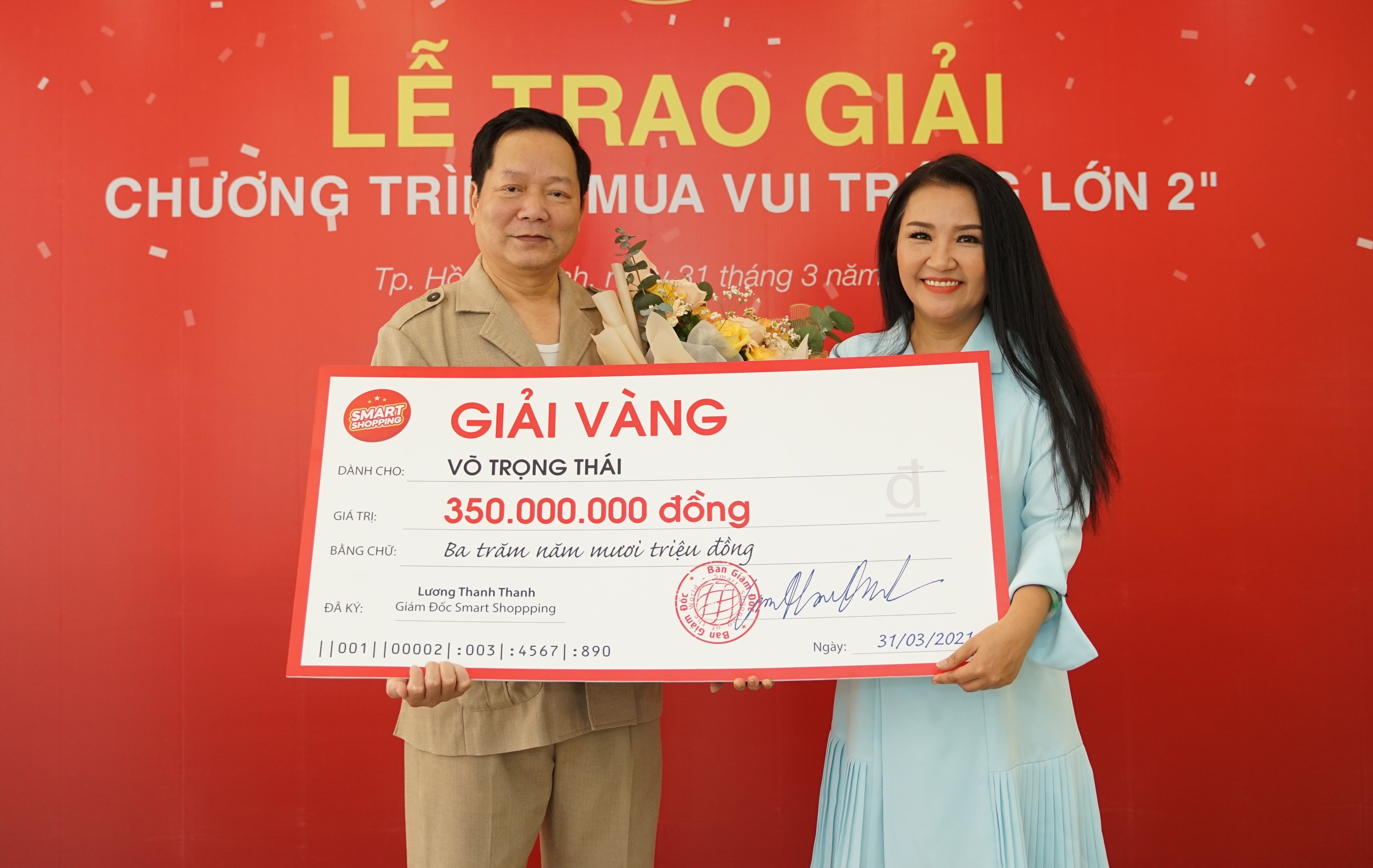 Ngan Quynh trao giai 350 trieu dong cho khach hang Smart Shopping hinh anh