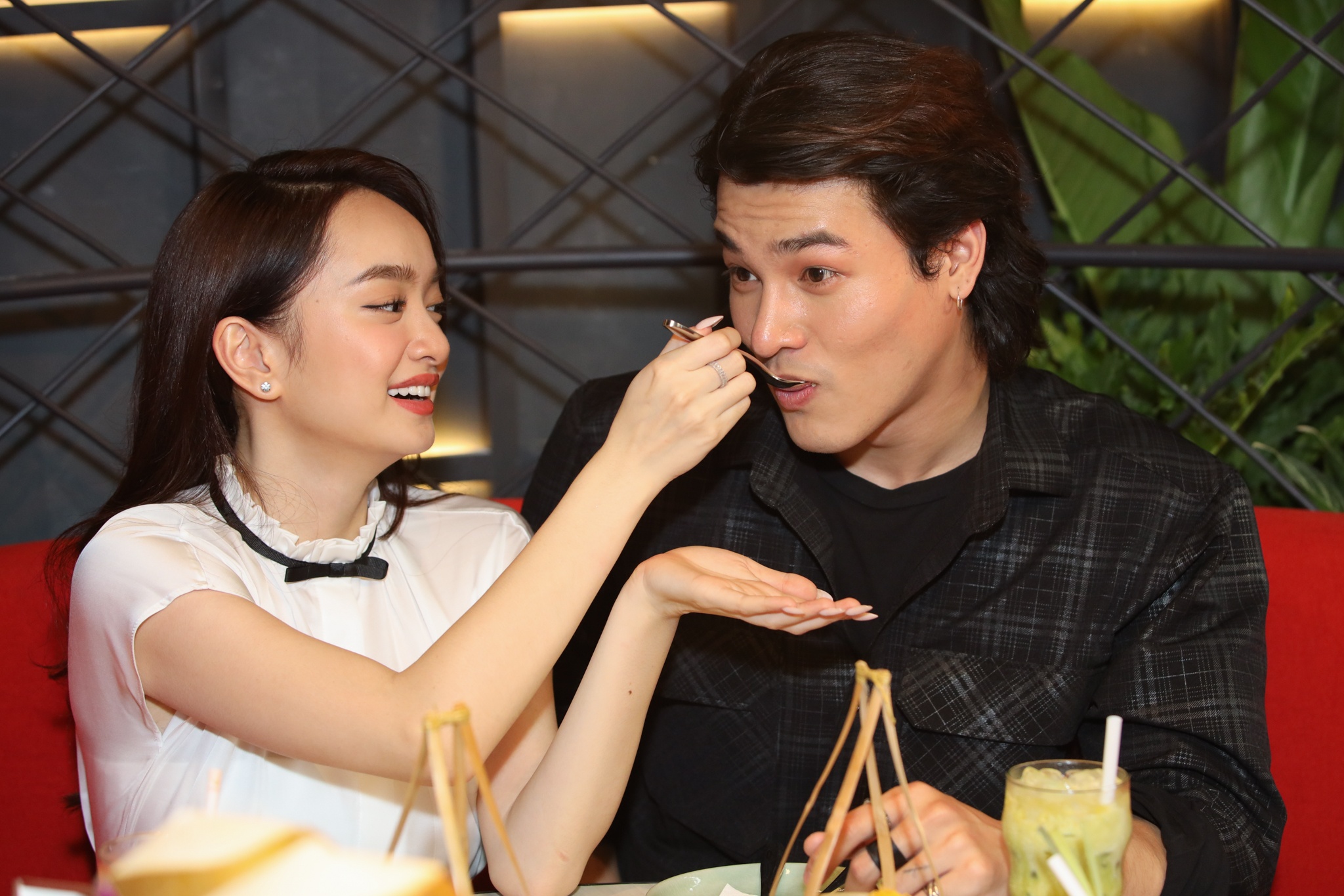 Kaity Nguyen, Khuong Le tro tai lam tra sua Thai hinh anh