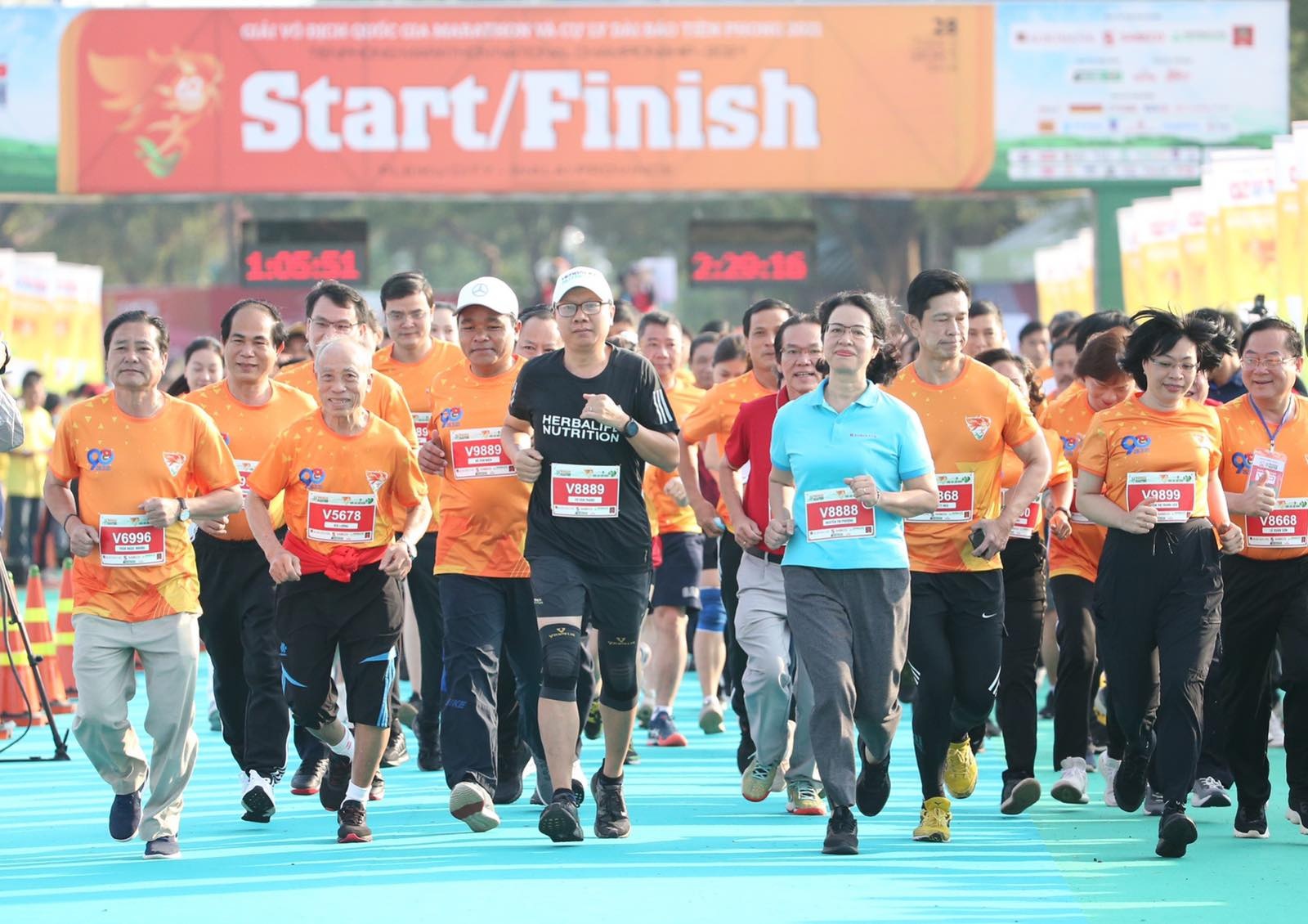 Gan 5.000 nguoi tham gia giai chay 'Tien Phong Marathon 2021' hinh anh