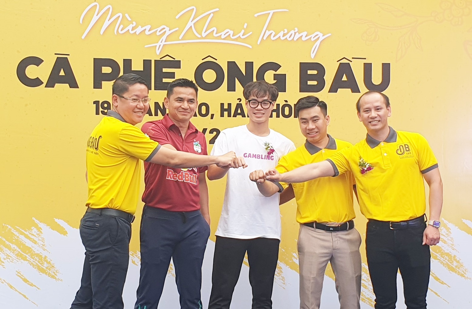 Van Toan: 'Mo quan ca phe de tiep tuc theo duoi dam me bong da' hinh anh