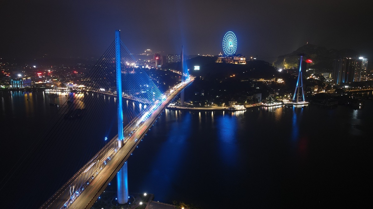 Loat cong trinh khap 3 mien thap den xanh vi nguoi tu ky hinh anh