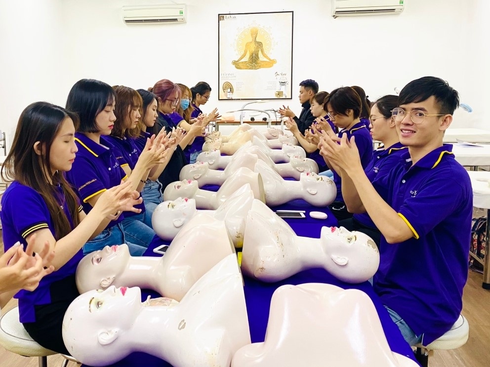 Nhung ong chu, thac si 'be lai' theo hoc nghe lam dep hinh anh