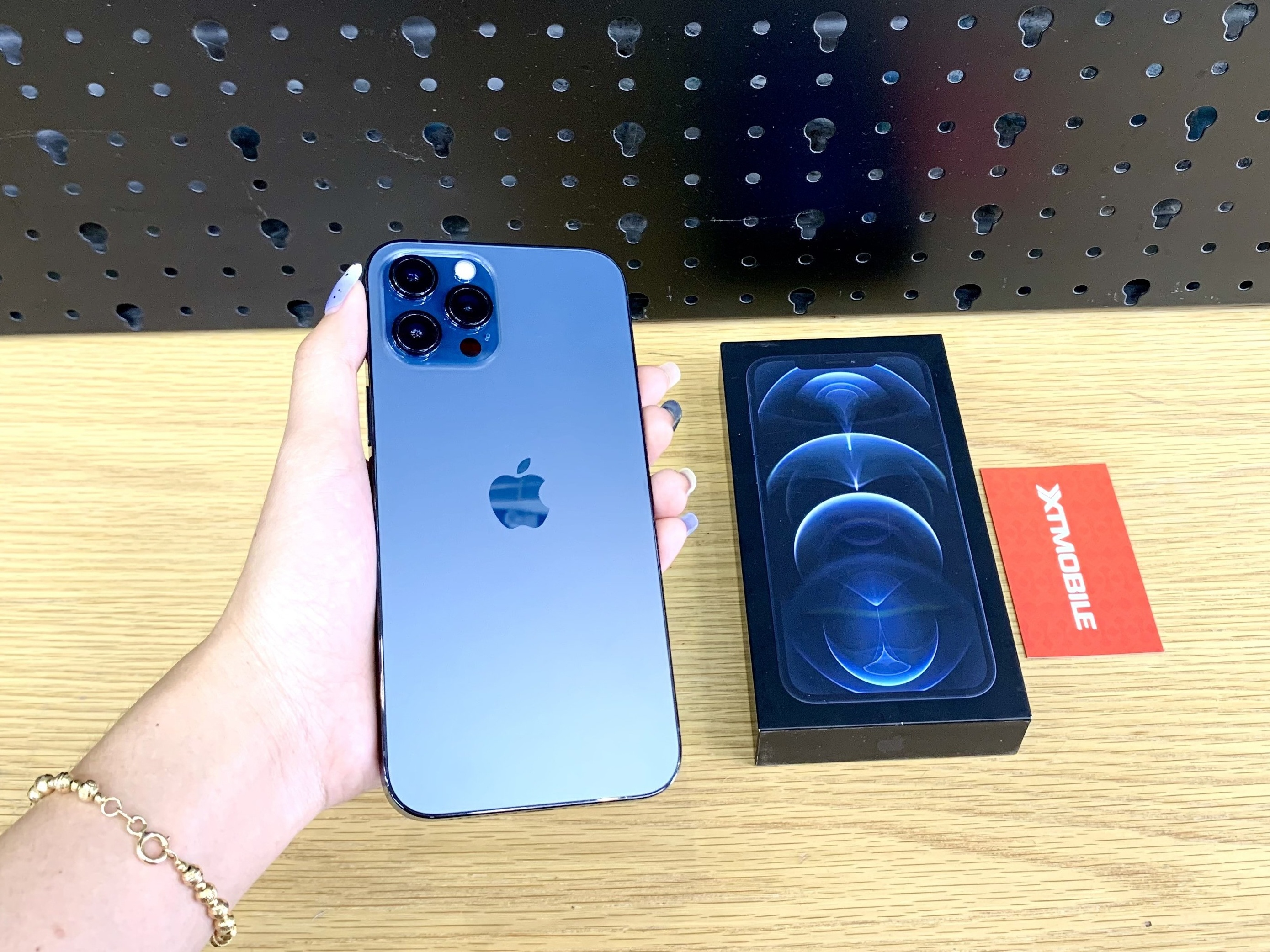 iPhone 12 Pro Max, Galaxy Z Fold2 5G giam den 6 trieu tai XTmobile hinh anh