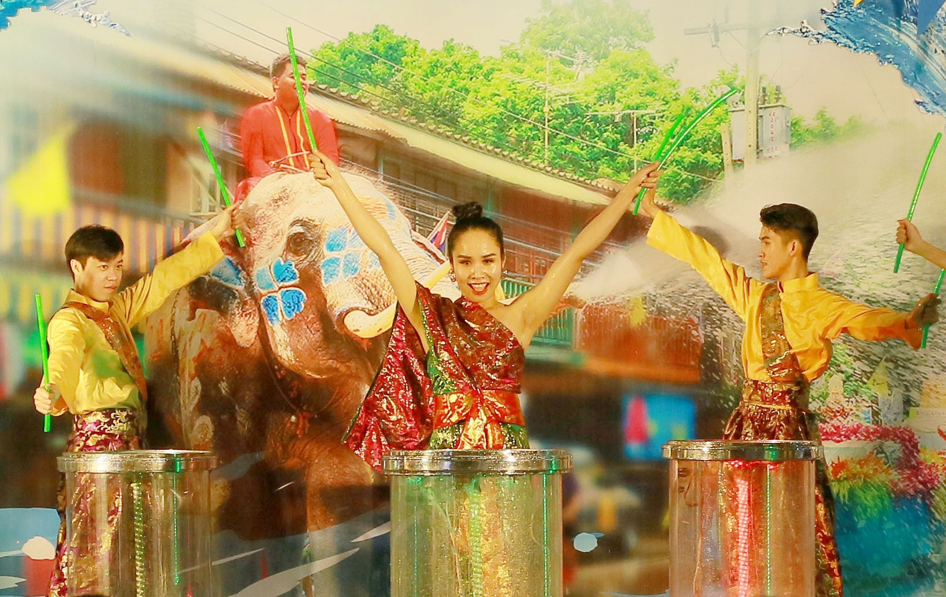 Le hoi va tuan hang mua sam 'Vui Tet Songkran' tai MM Mega Market hinh anh