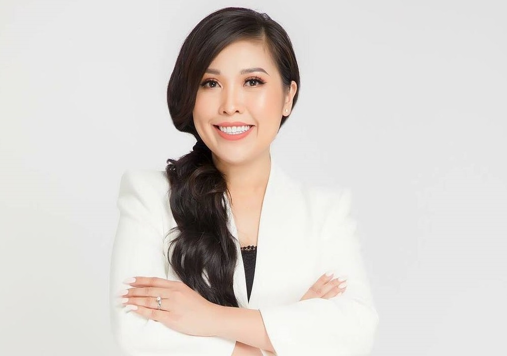 CEO Golden Brows Academy Tina Huynh tang 20 suat hoc phun xam hinh anh