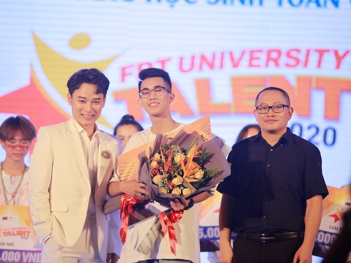 Nhan hoc bong tong tri gia 3 ty dong tu cuoc thi tai nang cua DH FPT hinh anh