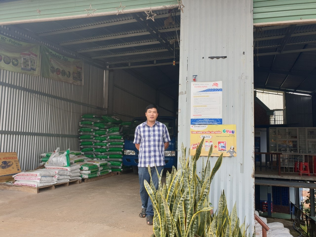 Cua hang phan bon cay trong Giao Nhanh anh 1