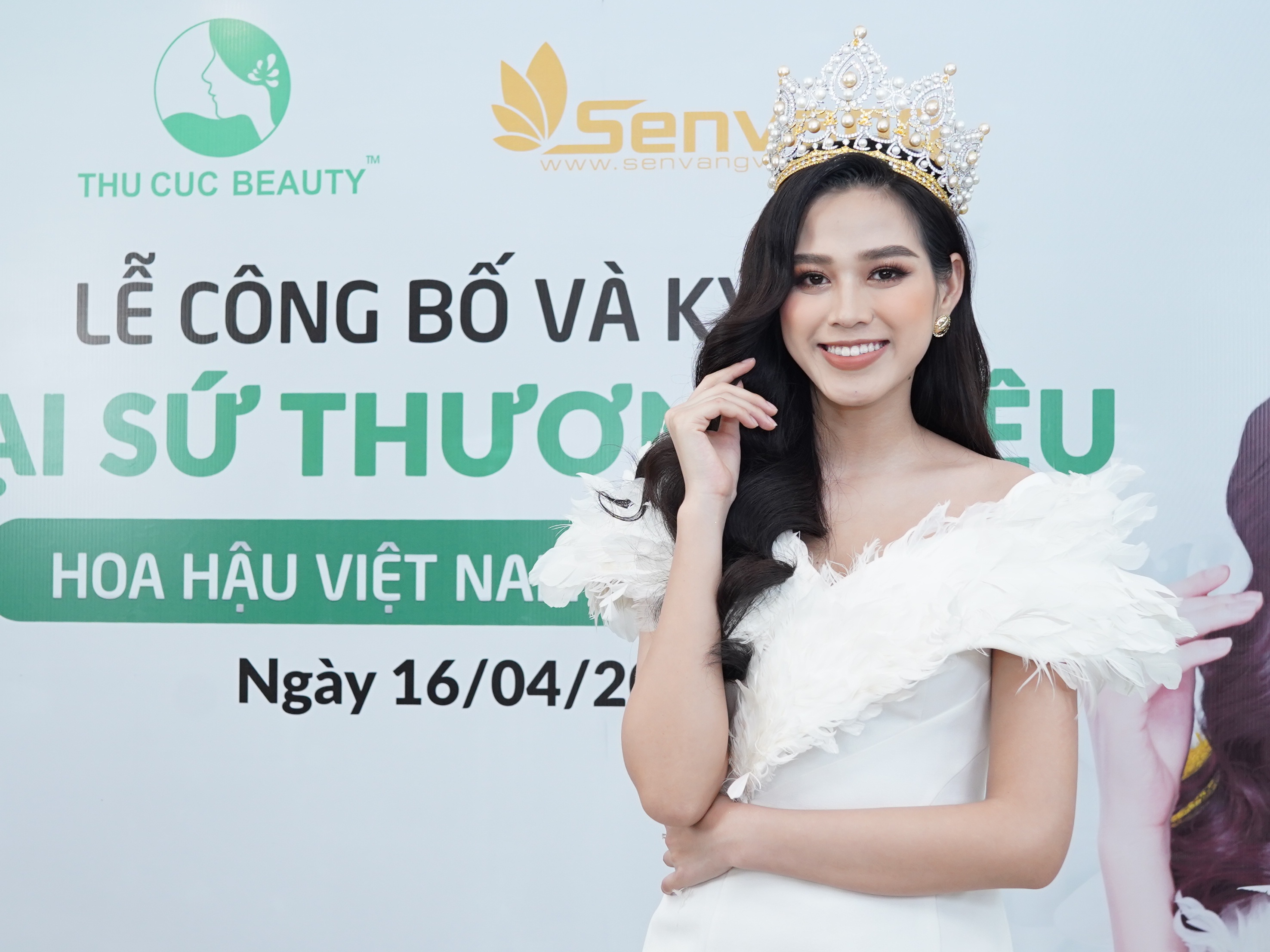 Hoa hau Do Ha lam dai su thuong hieu Benh vien Tham my Thu Cuc hinh anh