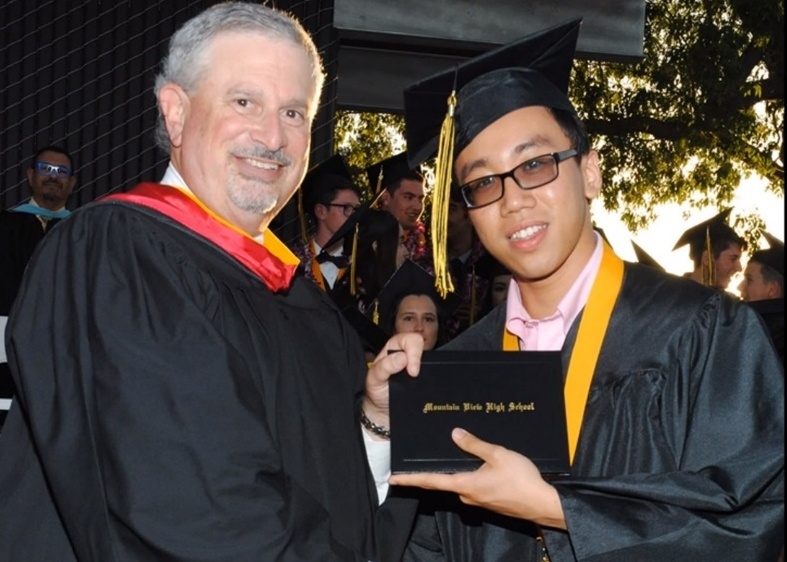 Cuu hoc sinh truong quoc te A Chau nhan hoc bong tien si o tuoi 23 hinh anh