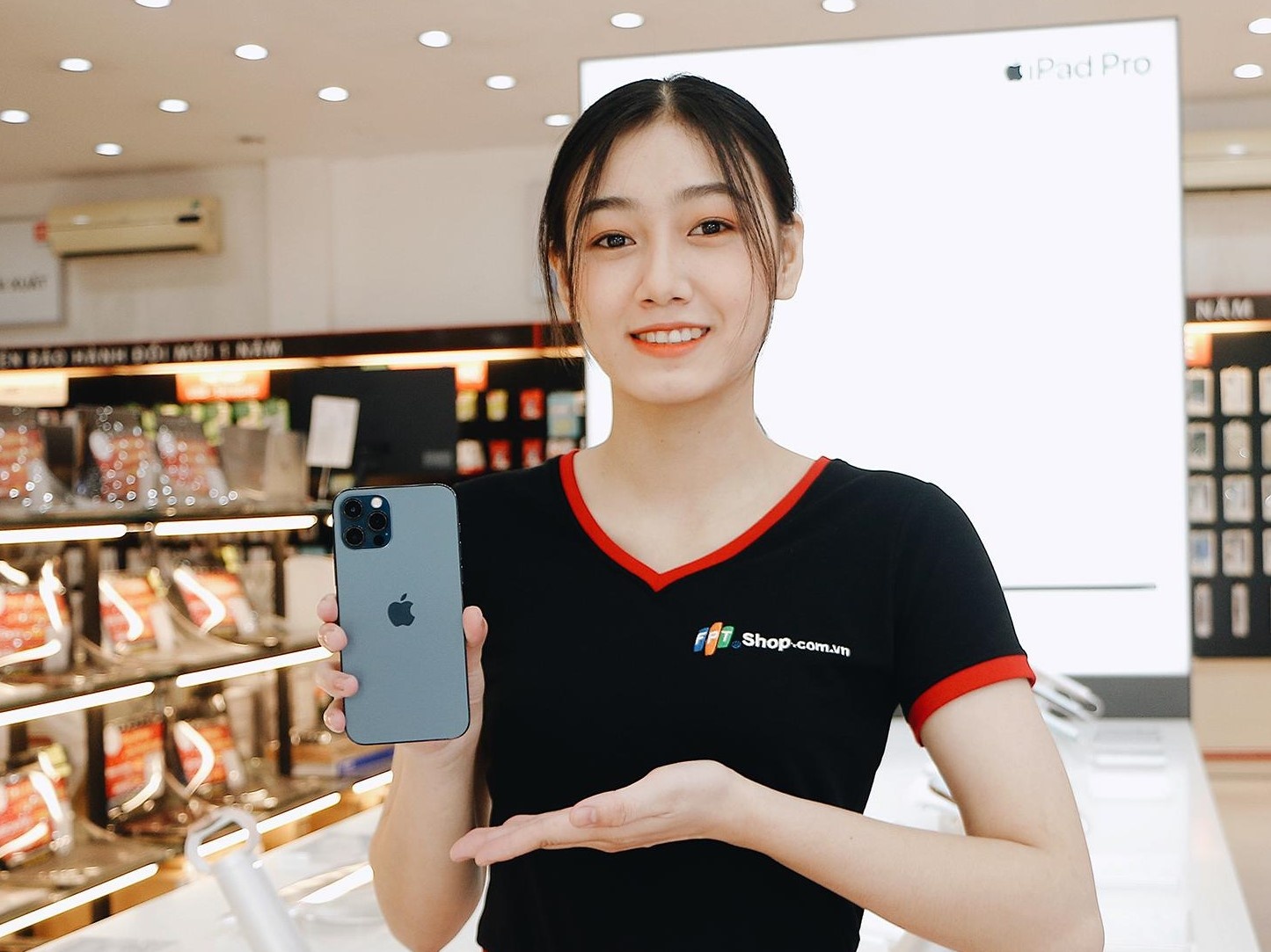 FPT Shop uu dai den 50% ngay gio To Hung Vuong hinh anh